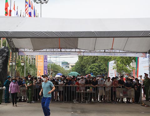 Sáng nay thời tiết ở Cẩm Phả đã dịu mát nhưng lượng người xếp hàng quá đông nên sự ngột ngạt, chen lấn, xô đẩy nhau khiến cho khán giả rất mệt mỏi khi chờ xếp hàng nhận vé