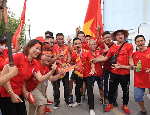 Ngoài các khán giả Quảng Ninh thì NHM ở các tỉnh Hải Dương, Hải Phòng, Thái Bình cũng đến Cẩm Phả để tiếp lửa cho ĐT nữ Việt Nam. Họ đều đến sớm để có được vị trí đẹp trên khán đài