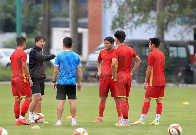 5 cầu thủ cùng 2 thủ môn U23 Việt Nam được tập luyện với sự hỗ trợ của chuyên gia thể lực Park Sung Gyun