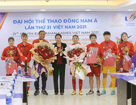 Nguyên Chủ tịch Quốc hội Nguyễn Thị Kim Ngân chúc mừng ĐT nữ Việt Nam đã bảo vệ thành công tấm HCV SEA Games