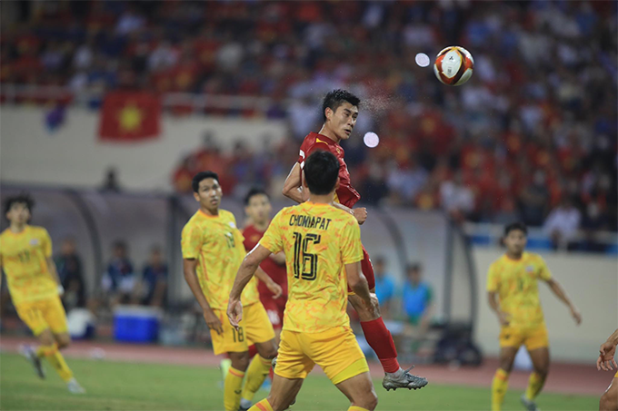 Cú đánh đầu làm tung lưới U23 Thái Lan của Nhâm Mạnh Dũng là bàn thắng "để đời" của tiền đạo này. Ảnh: Đức Cường