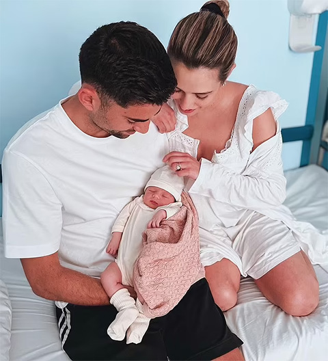 Enzo bên cạnh vợ và con gái đầu lòng