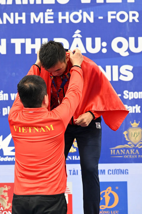 Phó chủ tịch Ủy ban Olympic Việt Nam - Ông Nguyễn Quốc Kỳ trao HCV cho Lý Hoàng Nam
