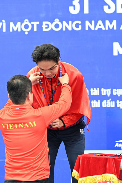 Phó chủ tịch Ủy ban Olympic Việt Nam - Ông Nguyễn Quốc Kỳ trao HCB cho Trịnh Linh Giang