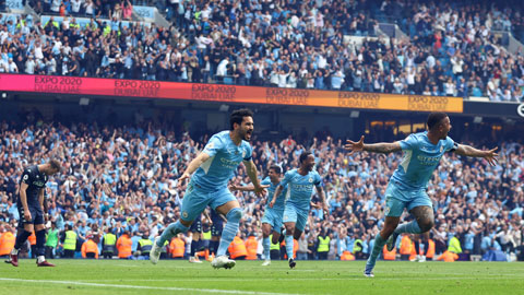 Guendogan (trái) ăn mừng bàn thắng quyết định, giúp Man City ngược dòng đánh bại Aston Villa để lên ngôi vô địch