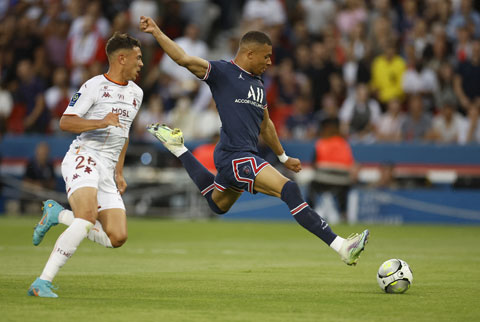 Mbappe lập hat-trick giúp đội nhà đè bẹp Metz trong ngày ký hợp đồng mới với PSG