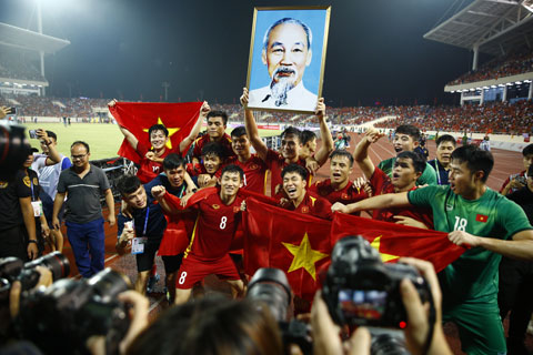 Khoảnh khắc các tuyển thủ U23 Việt Nam ăn mừng tấm HCV SEA Games	Ảnh: TUẤN CƯỜNG