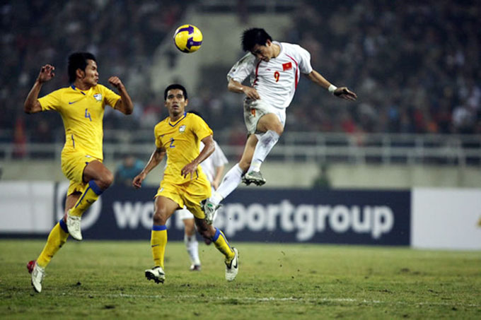 Công Vinh đánh đầu tung lưới ĐT Thái Lan ở AFF Cup 2008 - Ảnh: SGGP