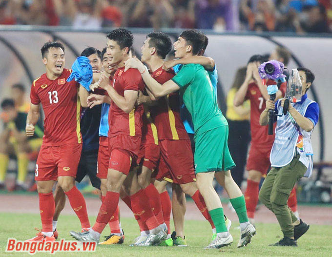 Các đồng đội ôm lấy Mạnh Dũng, người hùng của U23 Việt Nam sau khi thắng 1-0 U23 Thái Lan chung cuộc
