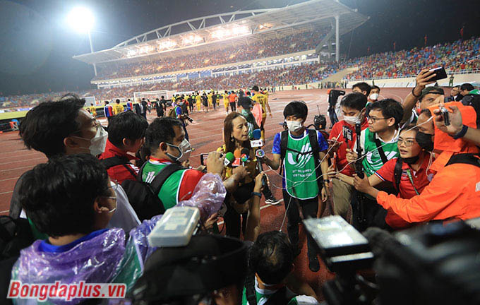 Madam Pang, Trưởng đoàn U23 Thái Lan xin lỗi người hâm mộ xứ chùa vàng sau thất bại tại SEA Games 31