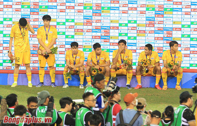 Các cầu thủ U23 Thái Lan buồn bã nhận huy chương Bạc SEA Games 31