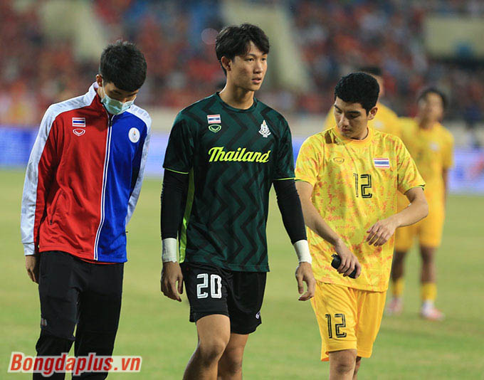 Các cầu thủ trẻ của U23 Thái Lan cúi đầu sau thất bại ở chung kết SEA Games 31 trước U23 Việt Nam 