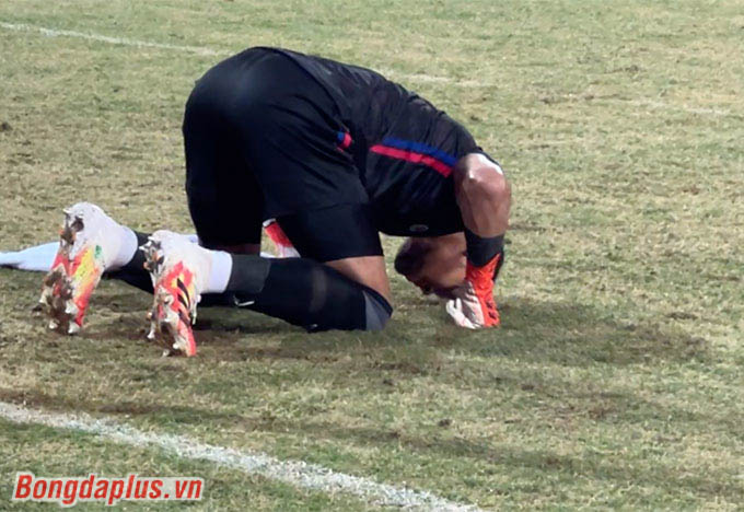 Kawin Thamsatchanan sau đó hôn xuống nền cỏ sân Mỹ Đình. Nhiều lần trong trận đấu này, thủ thành của U23 Thái Lan cũng làm điều tương tự