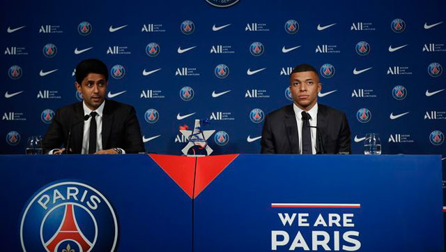 Mbappe (phải) và chủ tịch Nasser al-Khelaifi của PSG trong buổi họp báo công bố lý do ký hợp đồng mới với đội bóng chủ sân Công viên các hoàng tử