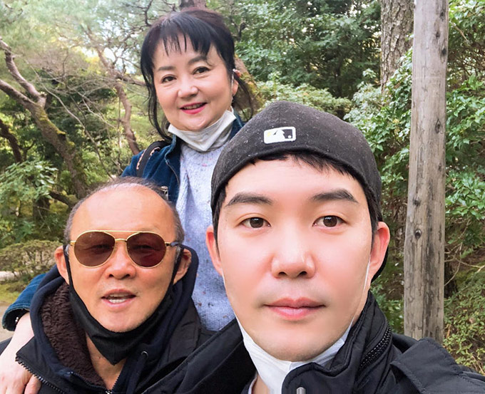 HLV Park Hang Seo cùng vợ con - Ảnh: FBNV