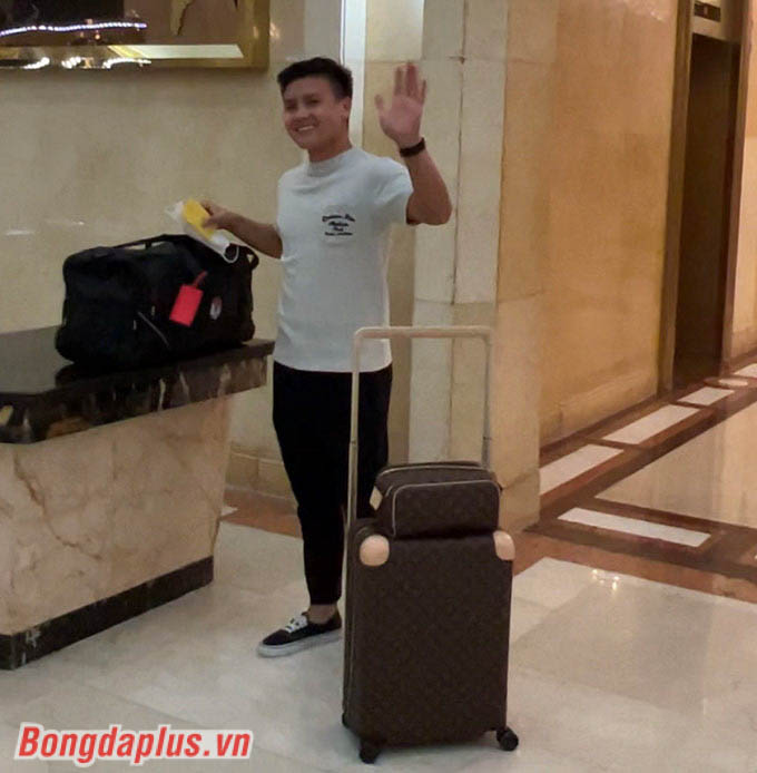 Chiếc vali hành lý của Quang Hải đến từ một thương hiệu rất nổi tiếng 