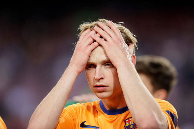 Thi đấu không hiệu quả, De Jong biến thành cơn đau đầu của Barcelona vì tiền chiêu mộ cao, lương cao nhưng hiệu suất thấp