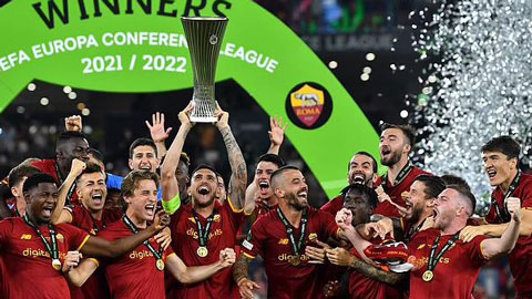 Giây phút Roma nâng cúp vô địch Europa Conference League