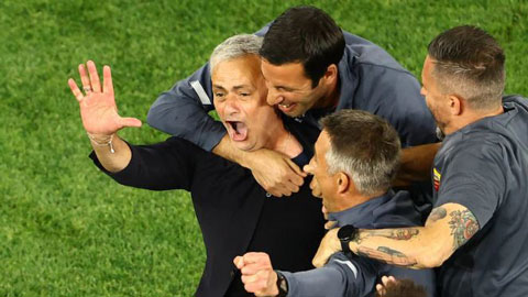 Thầy trò HLV Mourinho sung sướng vỡ òa khi vô địch Europa Conference League