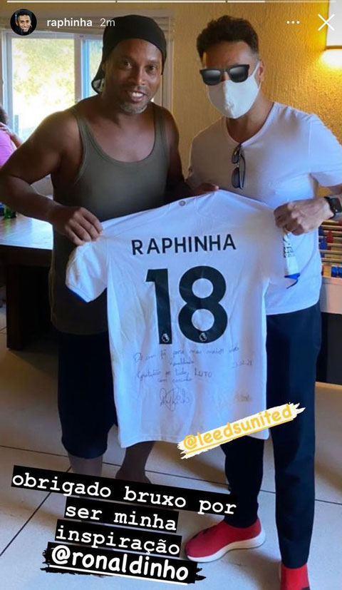 Chiếc áo mà Raphinha tặng Ronaldinho sau khi mẹ Rô vẩu qua đời