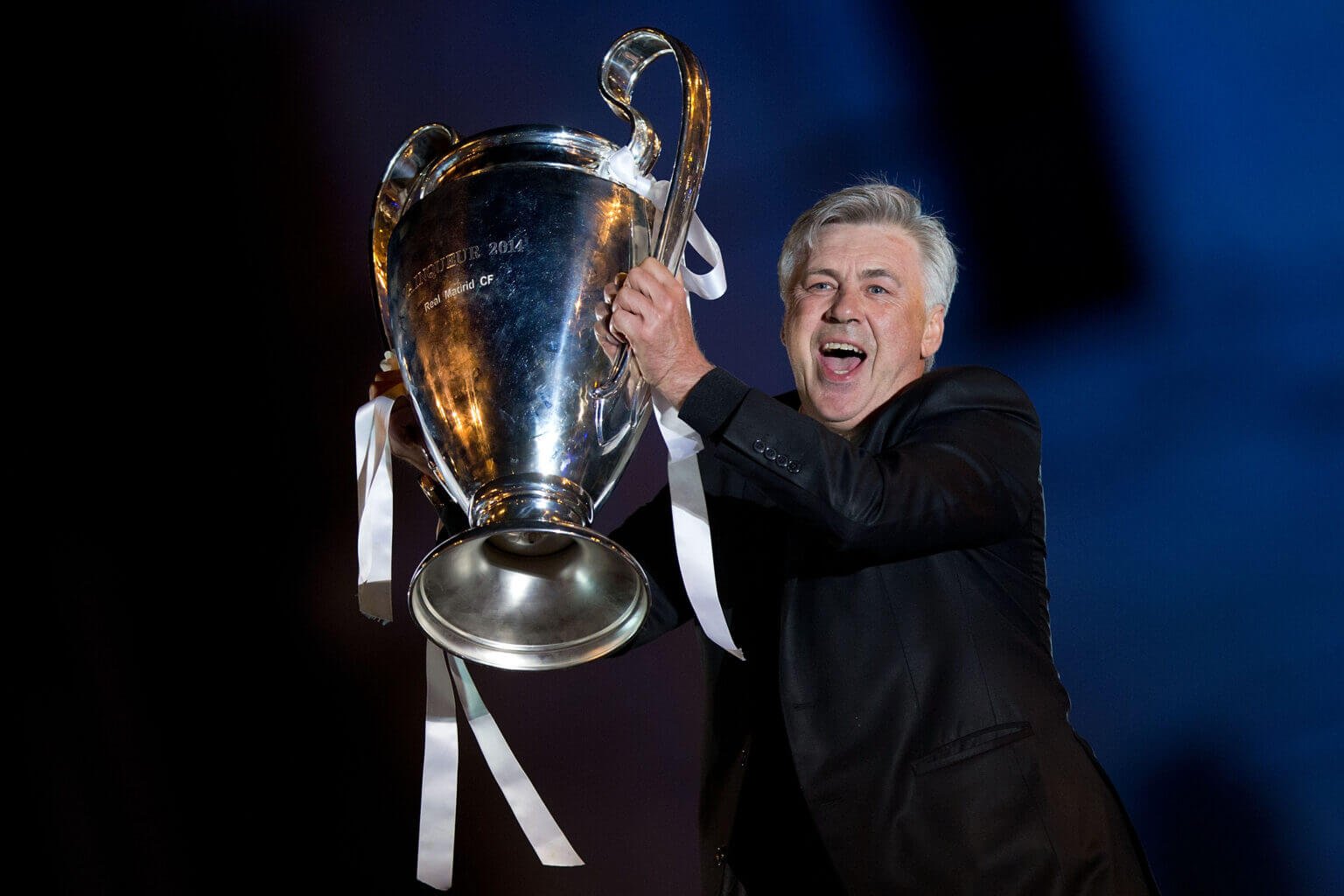 Ancelotti nâng Cúp Bạc Champions League 2014 khi giúp Real phá lời nguyền La Decima
