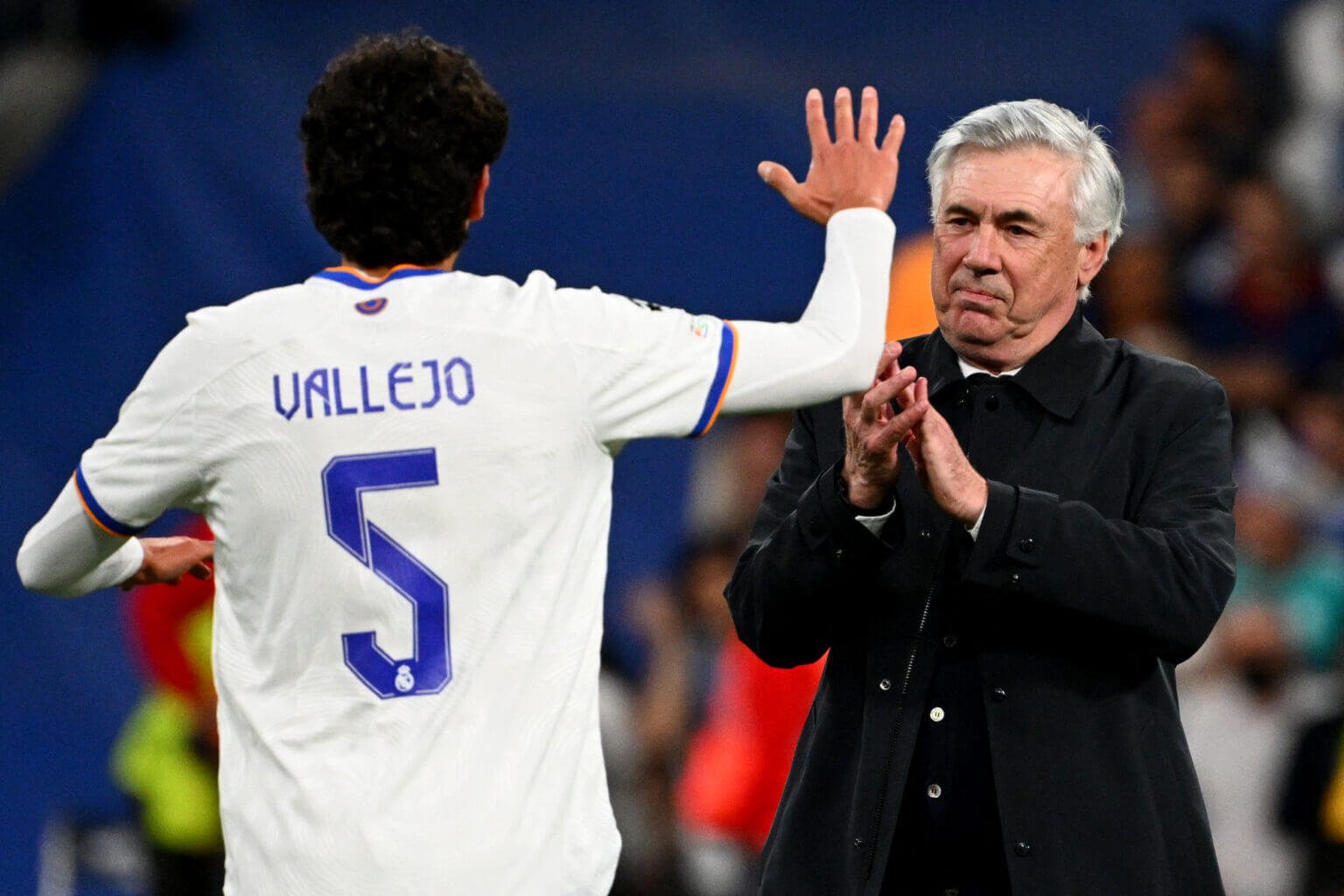 Ancelotti úy lạo kép phụ Vallero sau khi đánh bại Man City ở vòng bán kết Champions League 2021/22