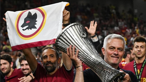 Mourinho rớt nước mắt khi vô địch Conference League, hứa ở lại Roma