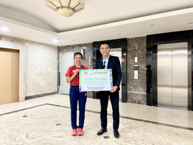 Đại diện Herbalife Việt Nam thưởng nóng cho các vận động viên đoạt Huy Chương Vàng đầu tiên tại SEA Games