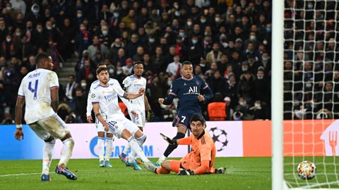 Hàng thủ lỏng lẻo khiến Real Madrid (áo sáng) nhận tới 11 bàn thua tại vòng knock-out Champions League mùa này