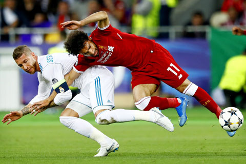 Ramos (áo sáng) thực hiện cú khóa vai khiến Salah phải rời sân vì chấn thương chỉ sau 30 phút thi đấu