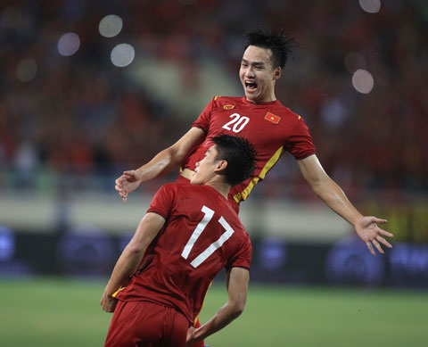 Việt Anh (20) chia vui cùng Mạnh Dũng trong trận chung kết SEA Games 31   Ảnh: Minh Tuấn