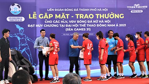 Nhiều cầu thủ nữ Hà Nội được tặng quà tại buổi lễ