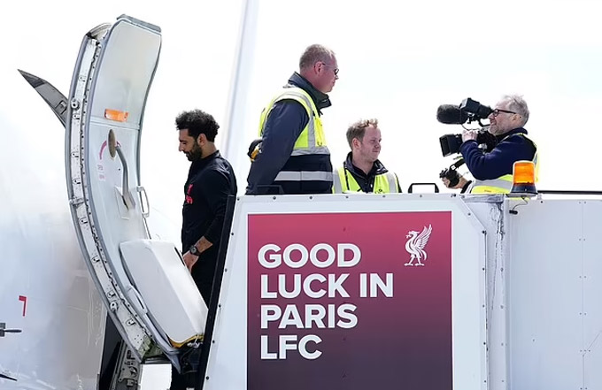 Mohamed Salah bước vào máy bay lên đường sang Paris. Một lời chúc may mắn cũng được gửi đến thầy trò Klopp ở cuộc chạm trán với "nhà vua" Champions League.