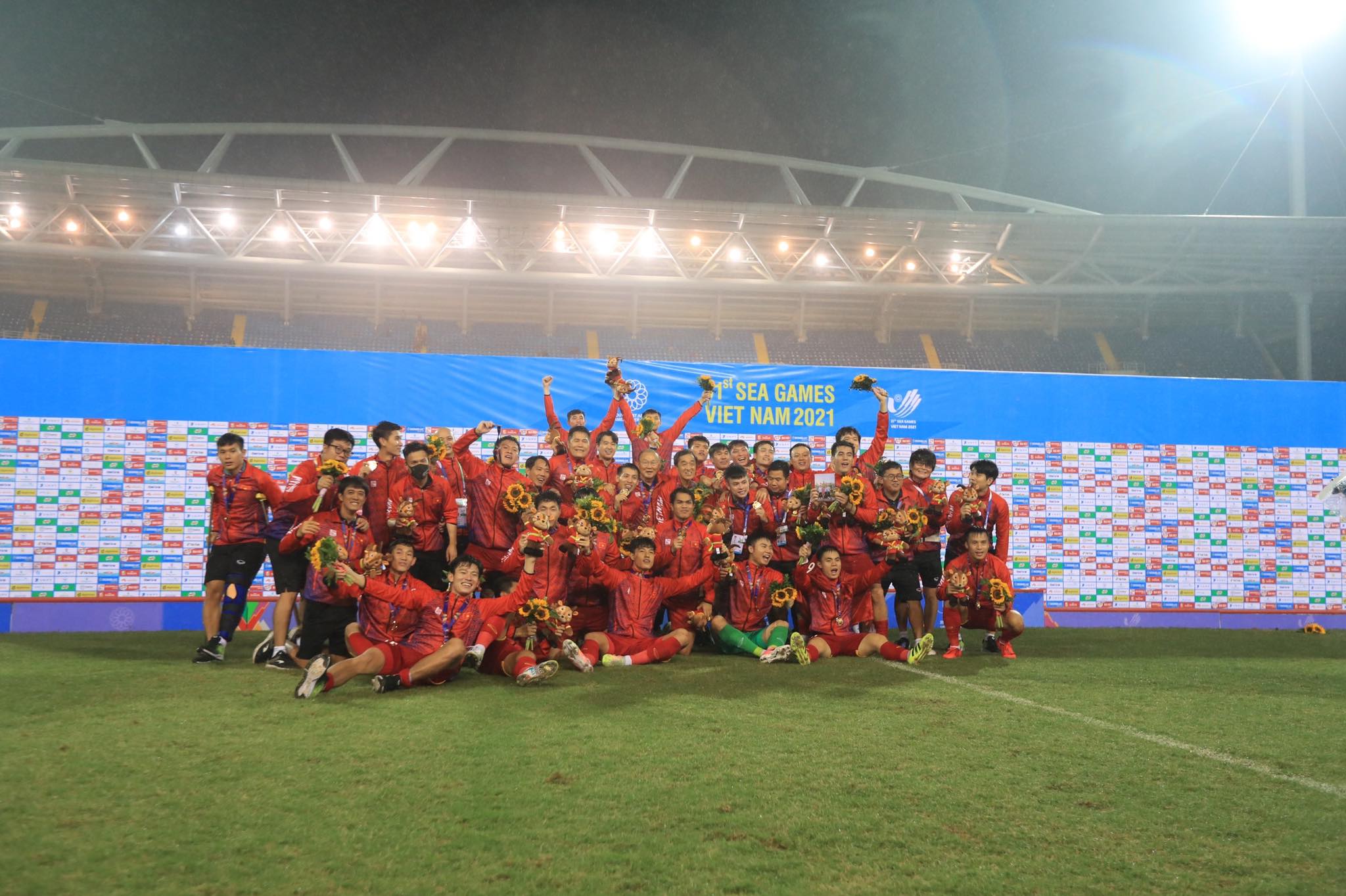 ĐT U23 Việt Nam và ĐT nữ Việt Nam được đề xuất trao tặng huân chương lao động hạng Ba sau thành tích xuất sắc ở SEA Games 31 - Ảnh: Đức Cường 
