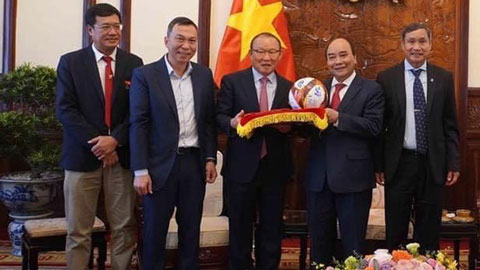 Chủ tịch nước Nguyễn Xuân Phúc tiếp HLV của hai ĐT bóng đá Việt Nam