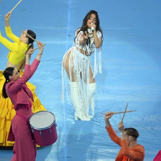 Camila Cabello khuấy động sân khấu bằng những ca khúc và vũ điệu ấn tượng