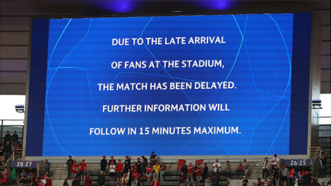 Trận Liverpool vs Real Madrid lùi giờ thi đấu vì CĐV trèo vào sân