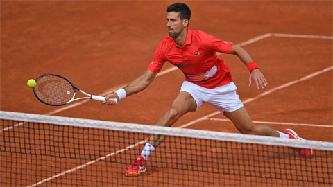 Djokovic vào tứ kết Roland Garros lần thứ 13 liên tiếp