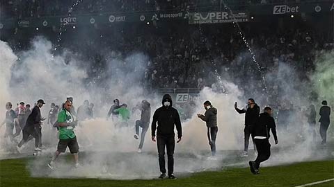 Fan Saint-Etienne nổi loạn khi đội nhà xuống hạng