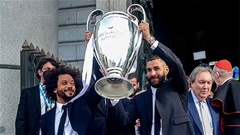 Fan Real sỉ nhục Mbappe trong lễ diễu hành của Real Fan Real sỉ nhục Mbappe trong lễ diễu hành của Real