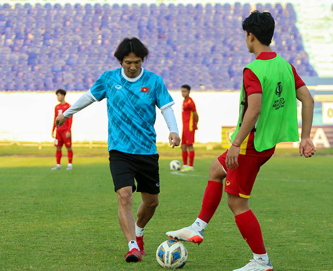 HLV Gong Oh Kyun tạo ra sự thoải mái cho các cầu thủ U23 Việt Nam - Ảnh: VFF 