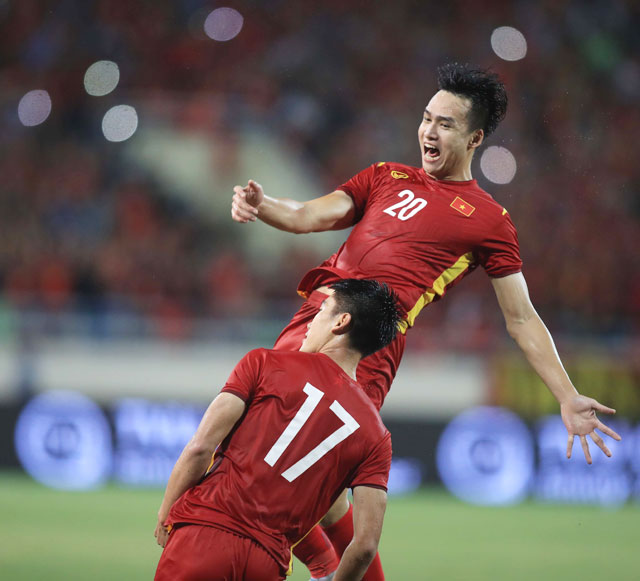 Việt Anh (trên) trong một pha ăn mừng bàn thắng cùng đồng đội - Ảnh: ĐỨC CƯỜNG