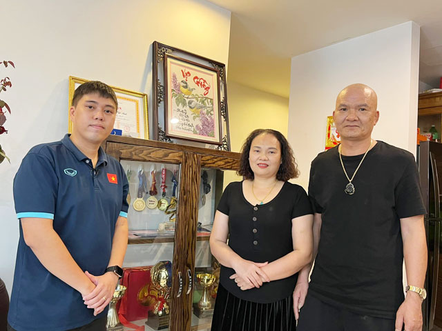 Tác giả (trái) cùng bố mẹ của Việt Anh