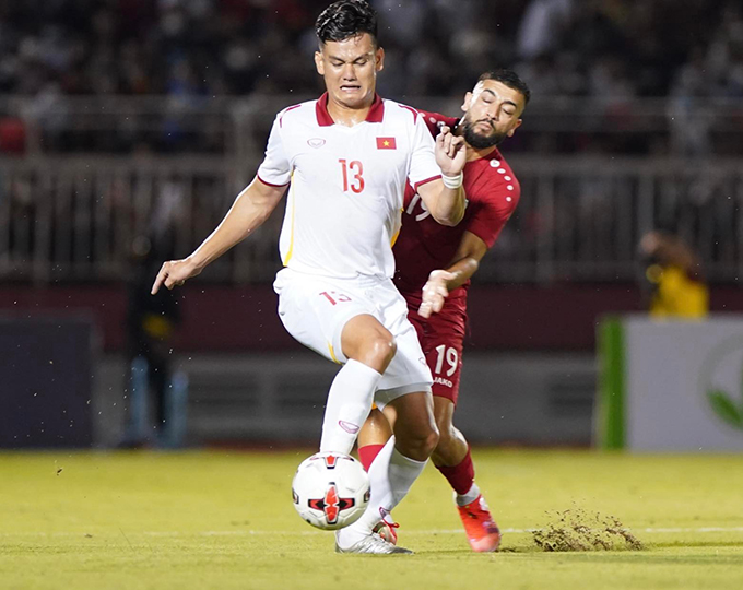 Hàng thủ ĐT Việt Nam chơi khá lỏng lẻo trong hiệp 1. Ảnh: Quốc An