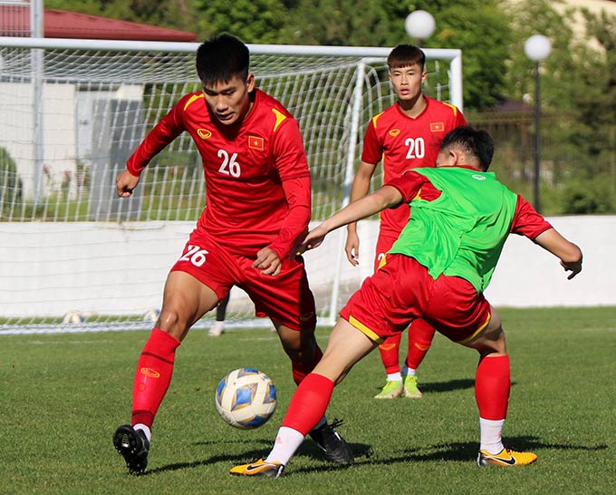 Mạnh Dũng cùng đồng đội U23 Việt Nam tập luyện trước trận đấu với U23 Thái Lan - Ảnh: VFF 