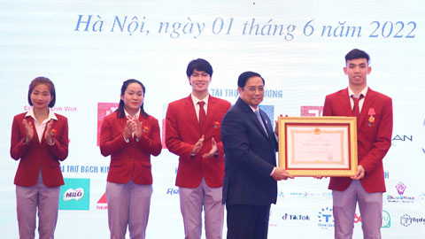 Thủ tướng Phạm Minh Chính trao Huân chương Lao động hạng Nhì cho 4 VĐV xuất sắc nhất Đoàn thể thao Việt Nam tại SEA Games 31 	Ảnh: CTV