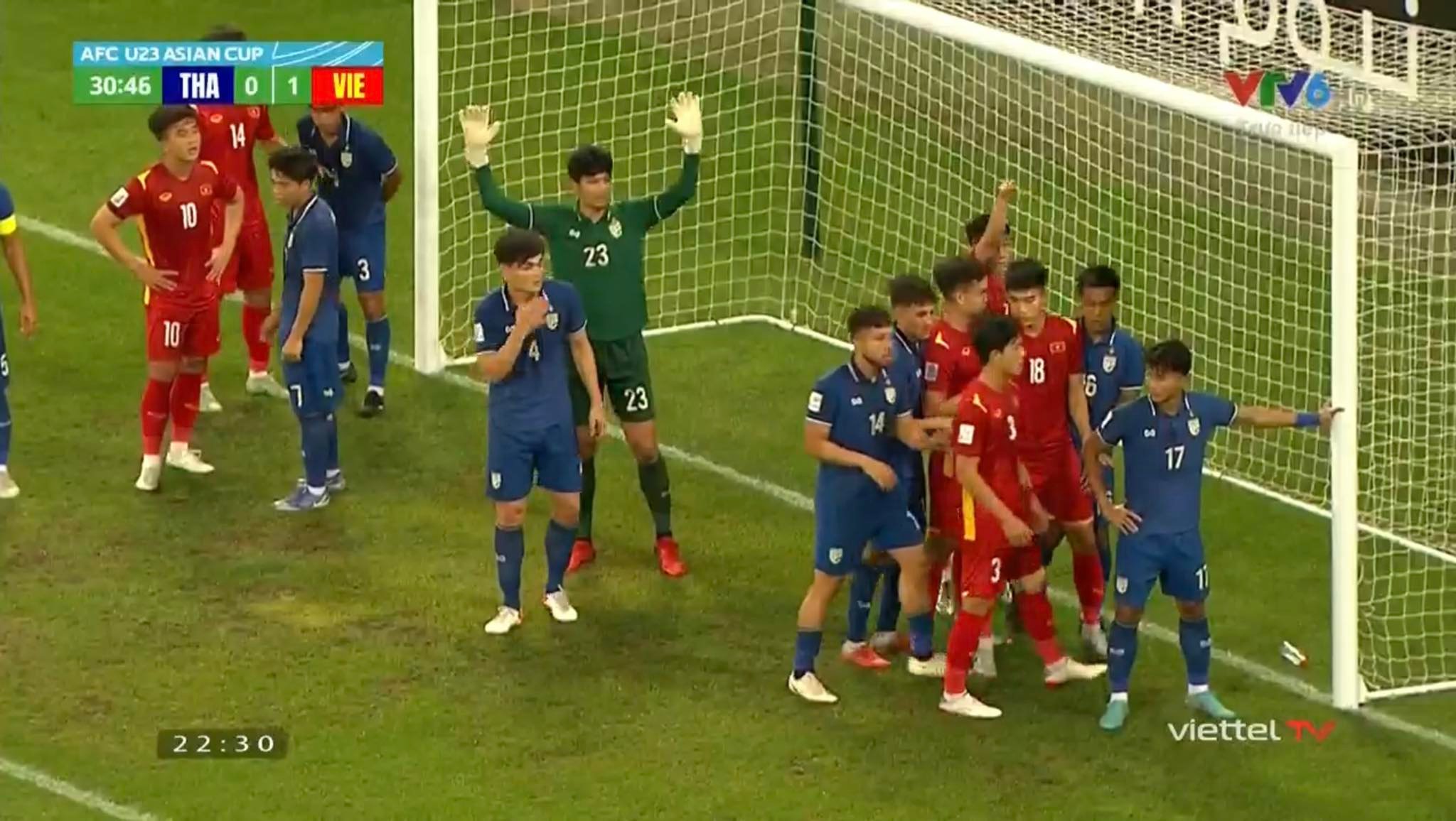 U23 Việt Nam tổ chức đá phạt góc "ruồi bu" trong trận đấu gặp U23 Thái Lan 