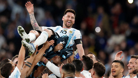 Đồng đội công kênh Messi sau khi anh tỏa sáng trong trận tranh Siêu Cúp Liên lục địa