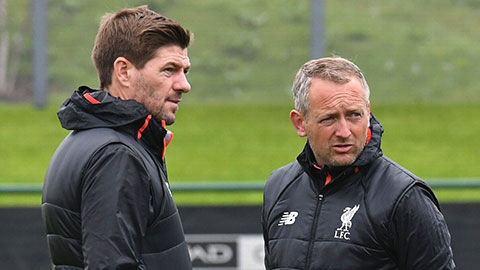 Gerrard mời HLV Blackpool về làm trợ lý tại Aston Villa