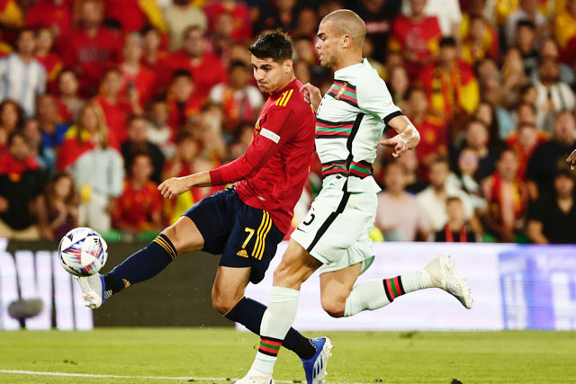 Bàn thắng của tiền đạo Alvaro Morata (trái) vào lưới đối thủ Bồ Đào Nha là điểm sáng duy nhất nơi hàng công của La Roja